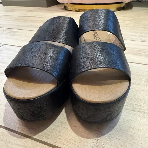 BOUTIQUE by CORKYS Black Shamrock Strappy Sandals - Picture 2 of 10